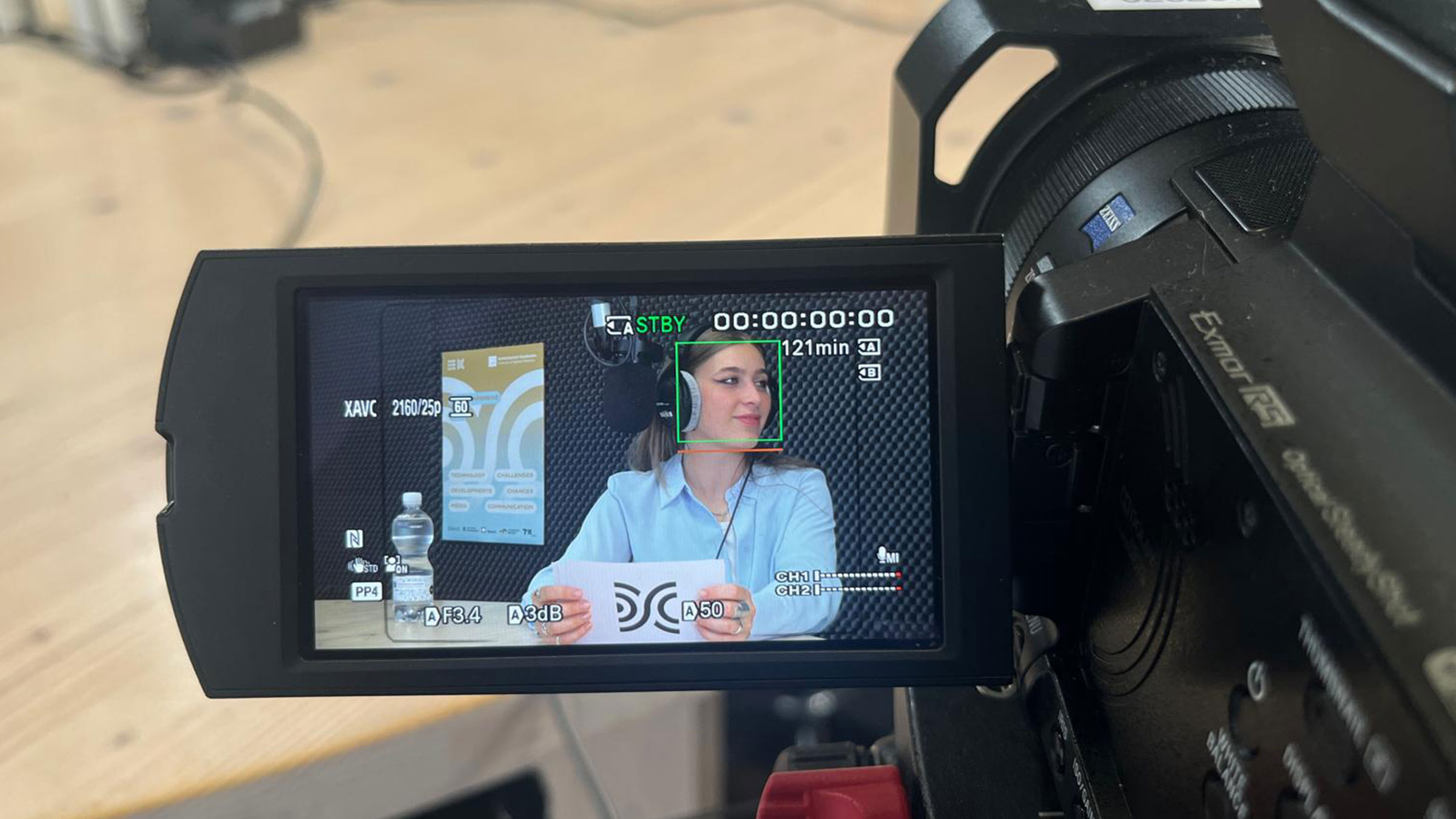 SGKM Jahrestagung – NAdja Siegrist in Radiostudio, in Vorbereitung für Interview